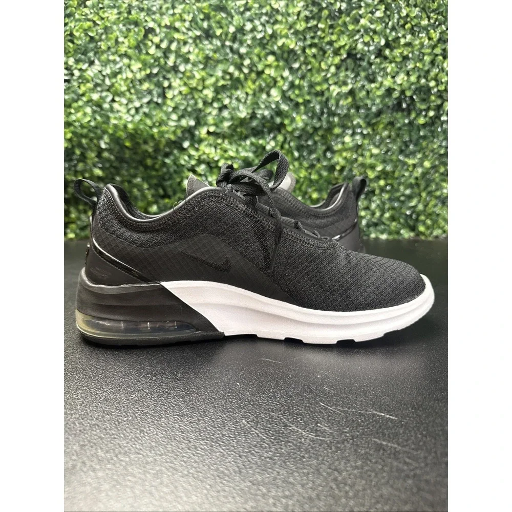 Nike Air Max Motion 2 Black White Shoes Womens Size 7 Sneakers